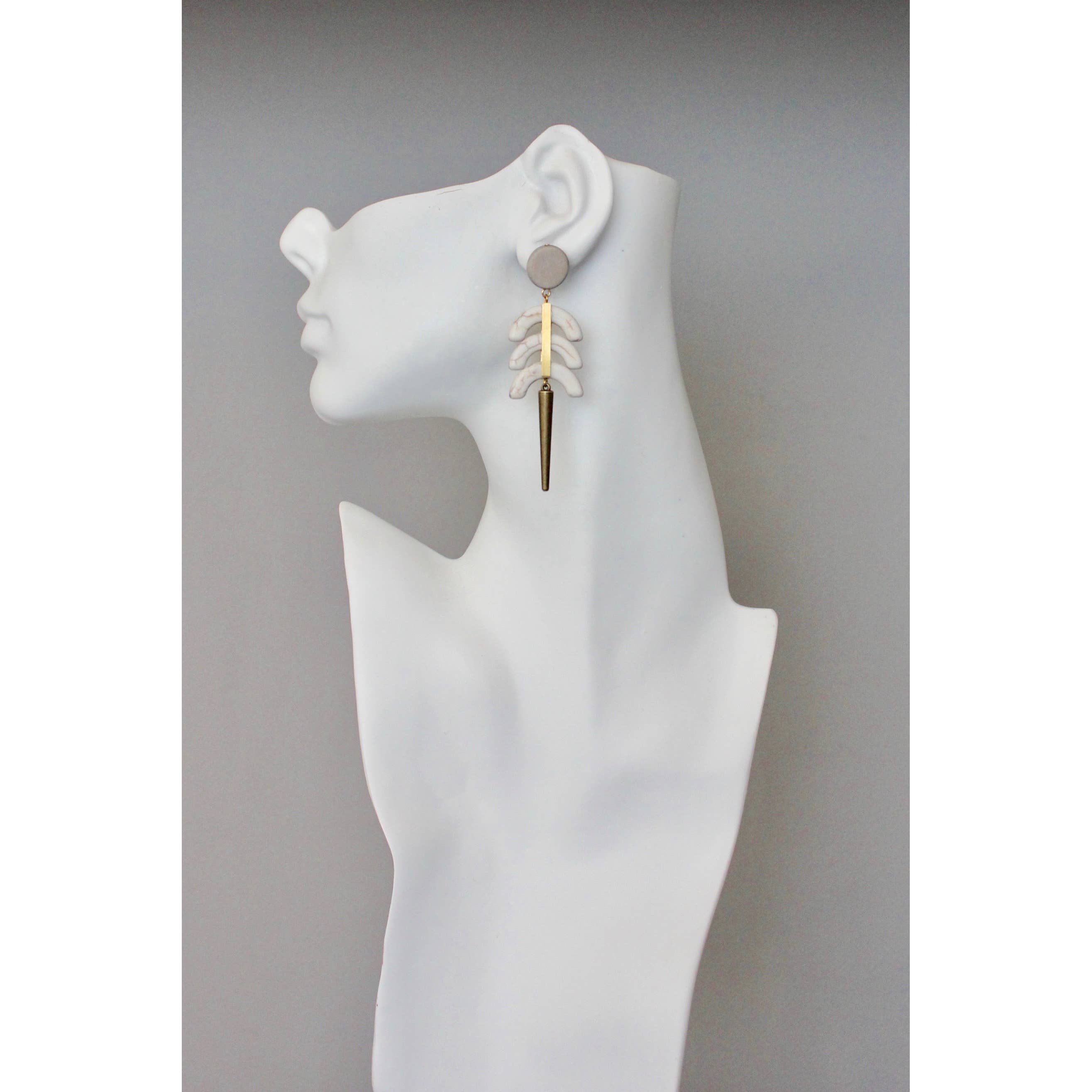BKNE37 White geometric post earrings