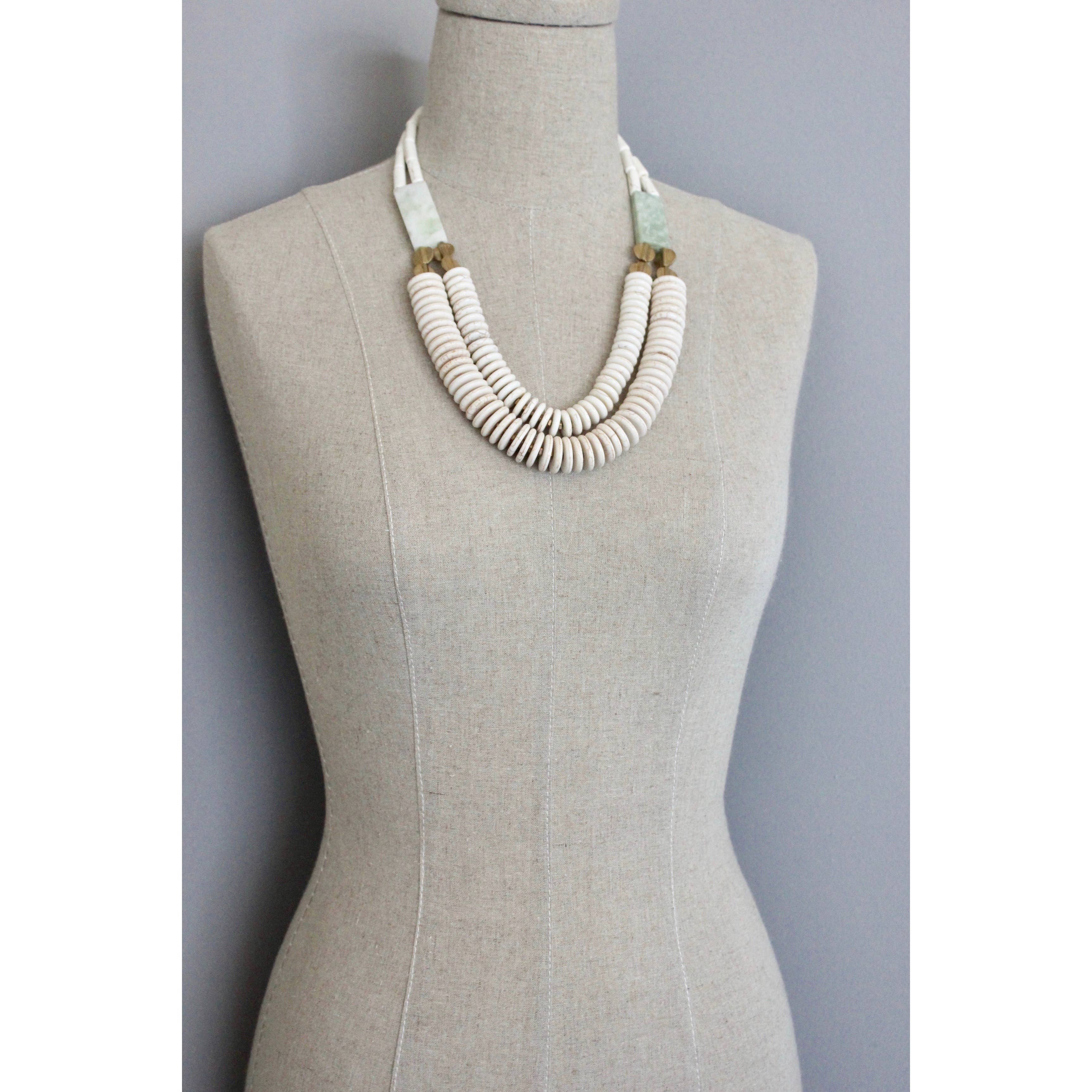 BKN221 Double strand necklace with magnesite, brass