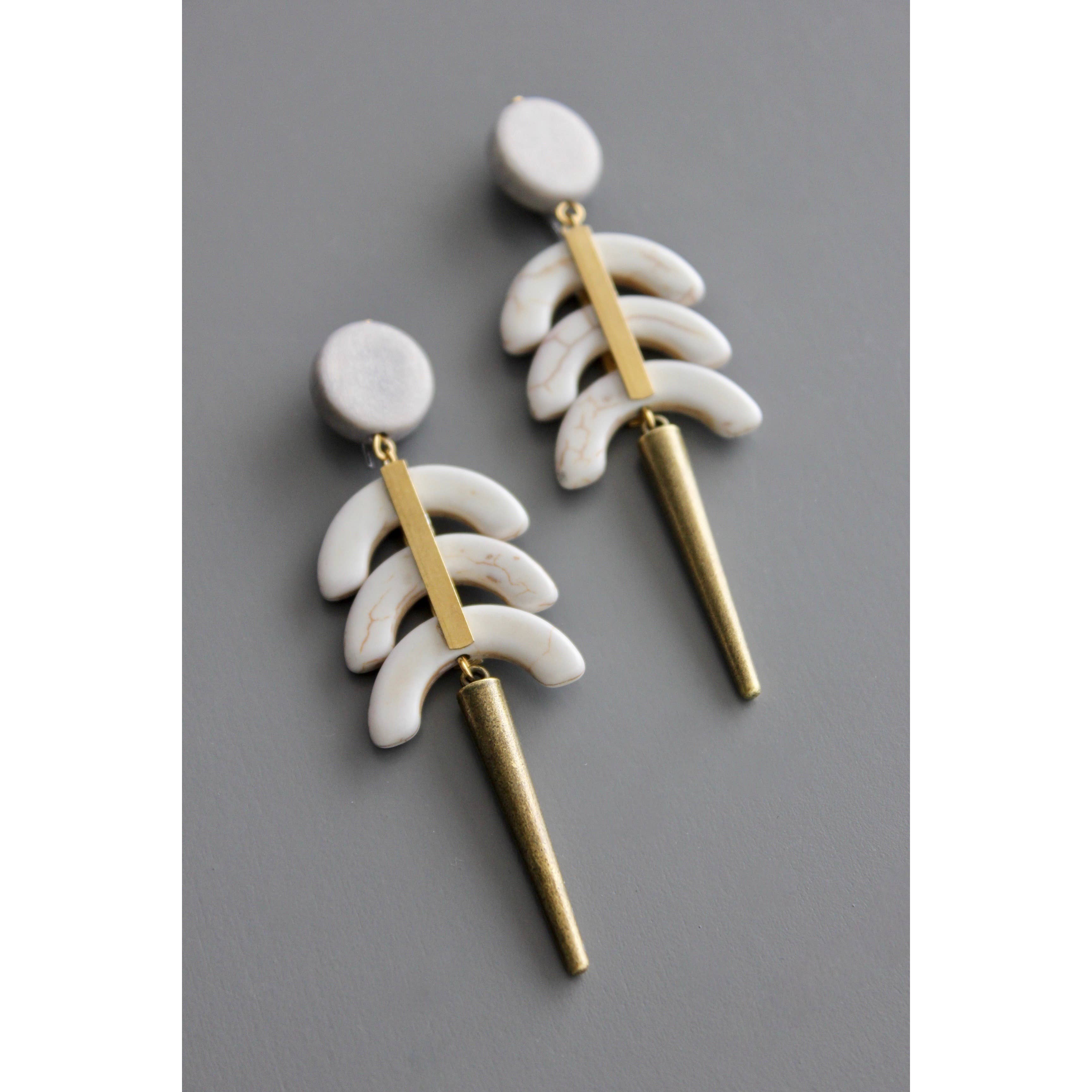 BKNE37 White geometric post earrings