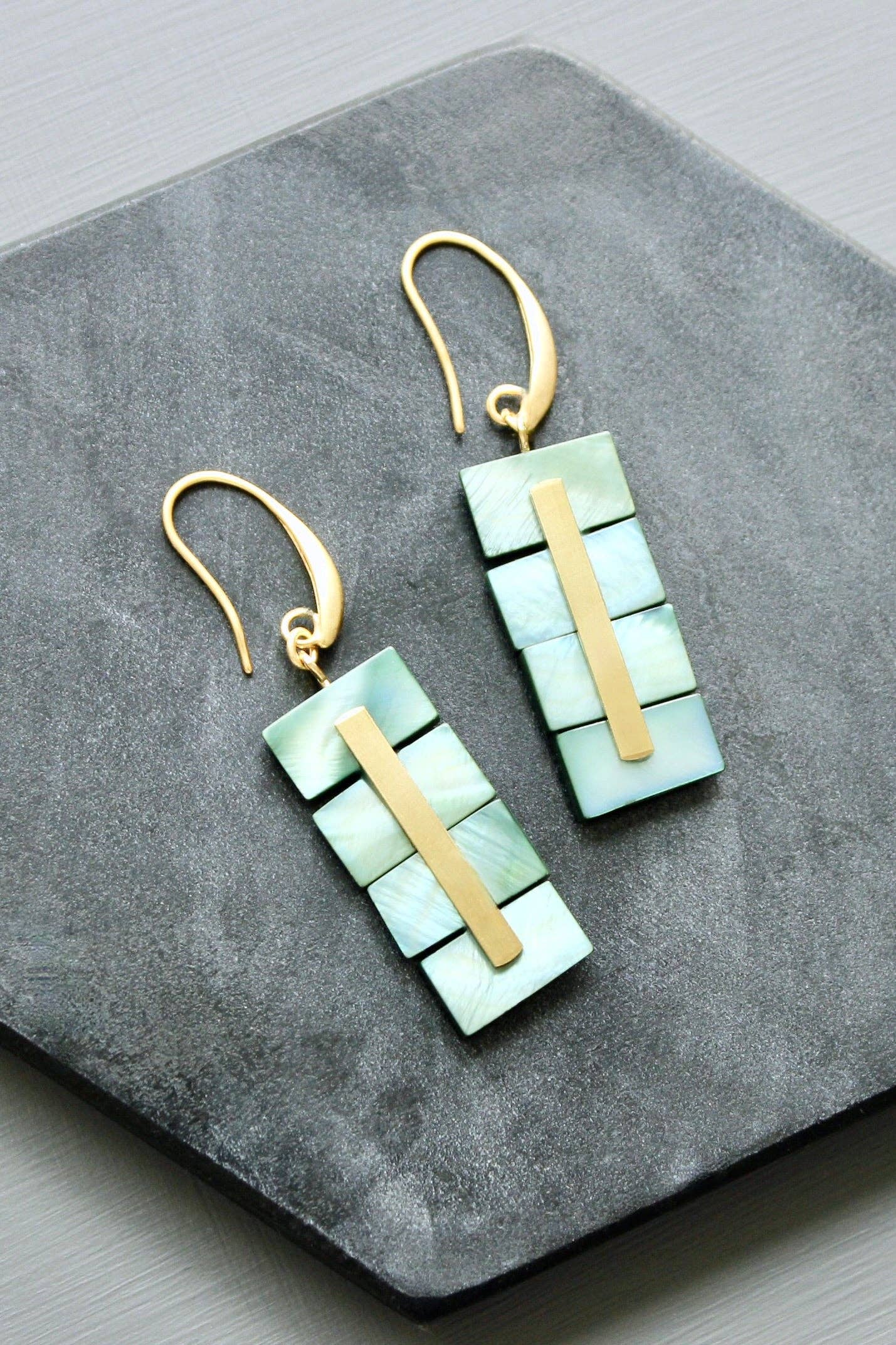 LEXE21 Green shell geometric earrings