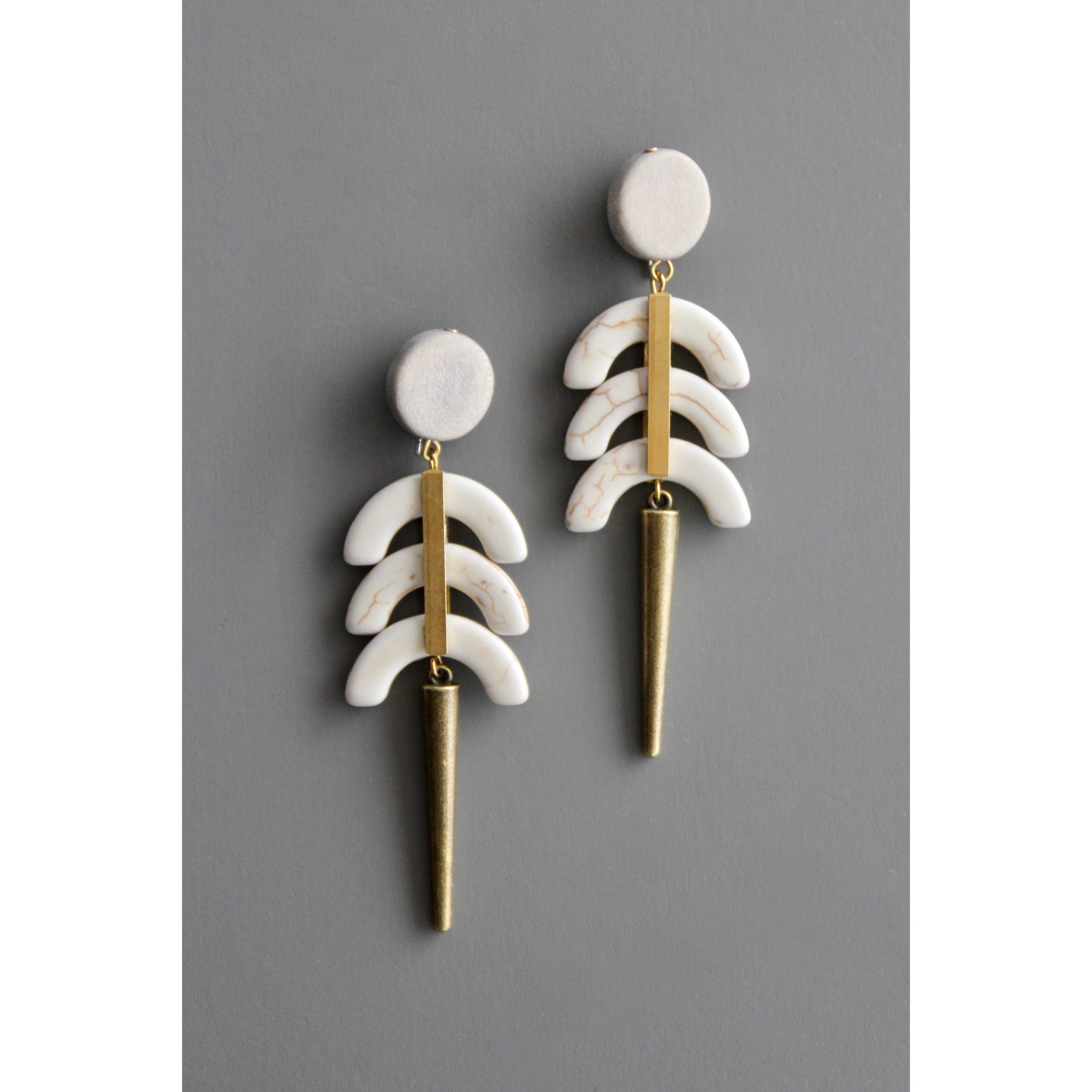 BKNE37 White geometric post earrings